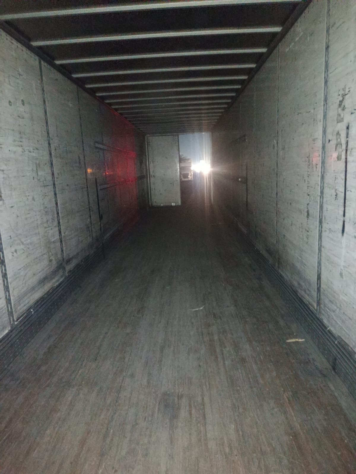 Interior de caja seca lista para carga protegida