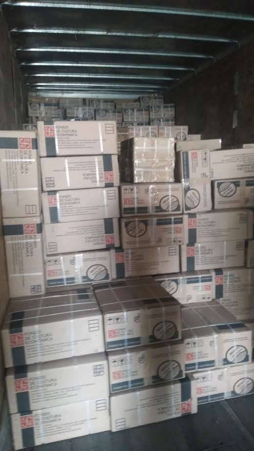 Cajas de producto apiladas y aseguradas