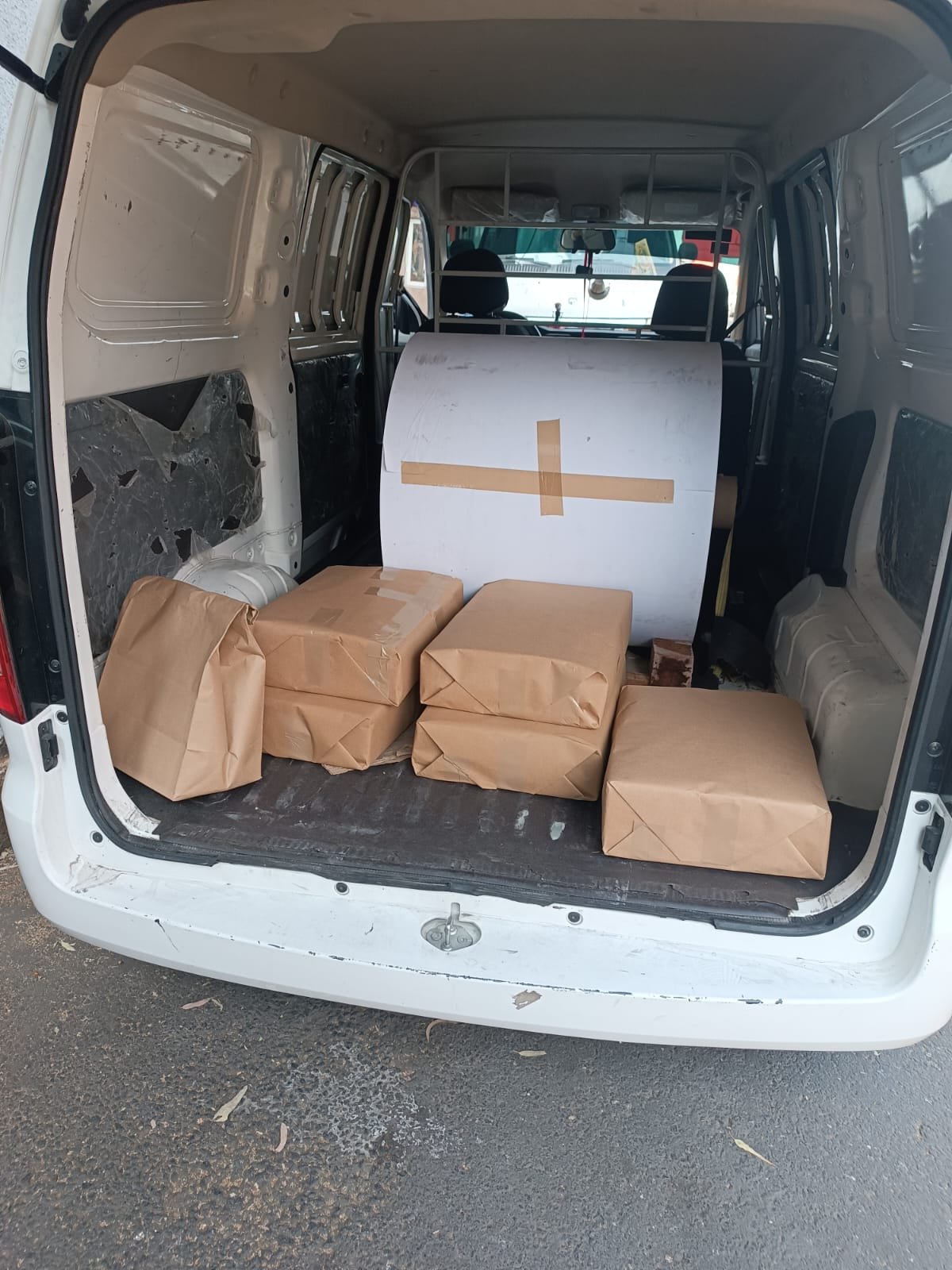Paquetería acomodada en van de reparto