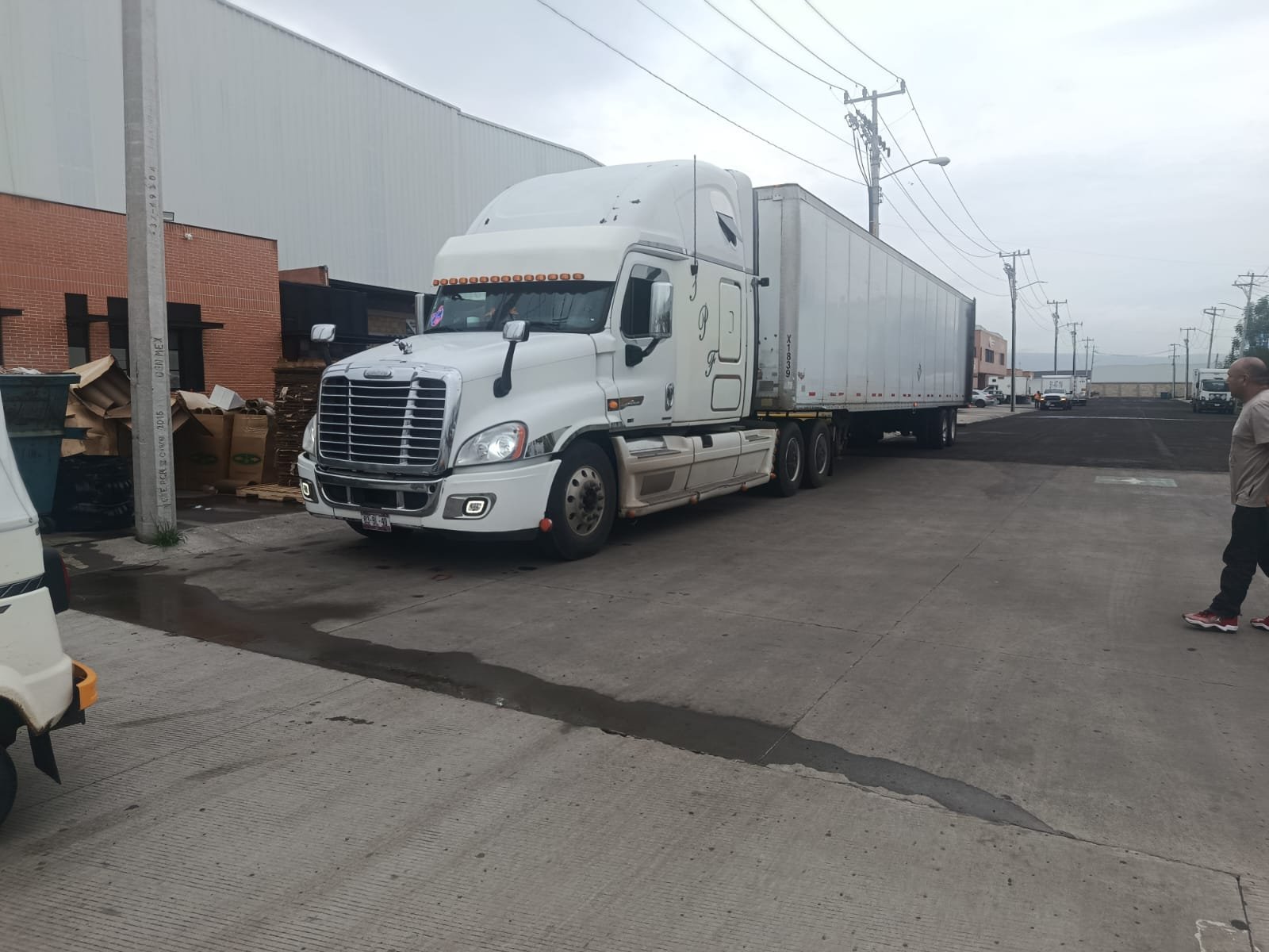 Tractocamión Freightliner con caja de 53 pies