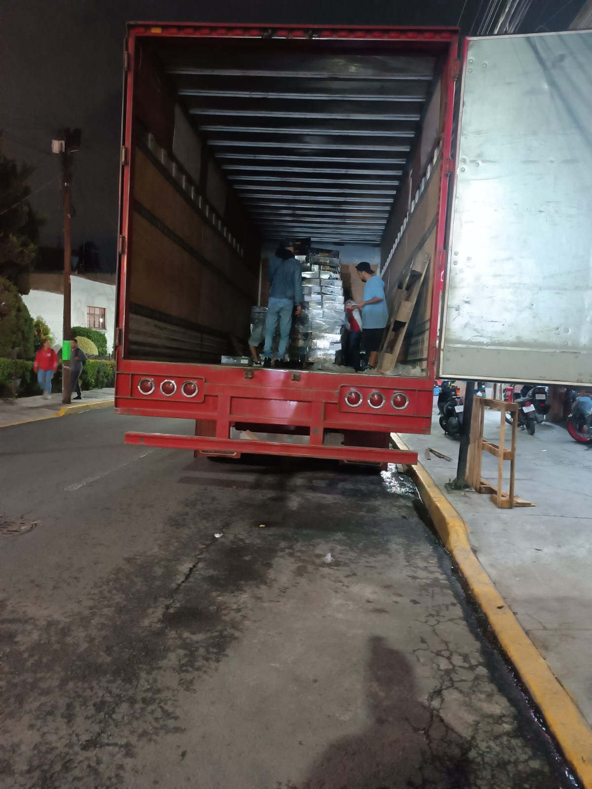 Maniobra de carga nocturna en caja